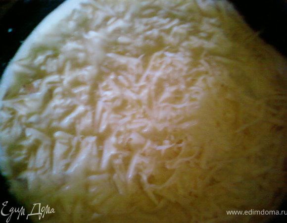 Яйца взбить со сметаной,посолить и поперчить по вкусу.И залить массой пирог.