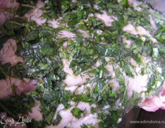 Свиную рульку хорошенько натереть маринадом и убрать в холодильник на сутки.