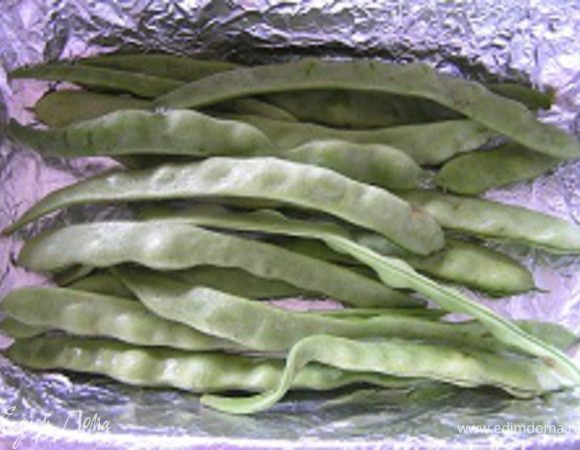 Форму для запекания застелить фольгой, сверху выложить стручки фасоли,