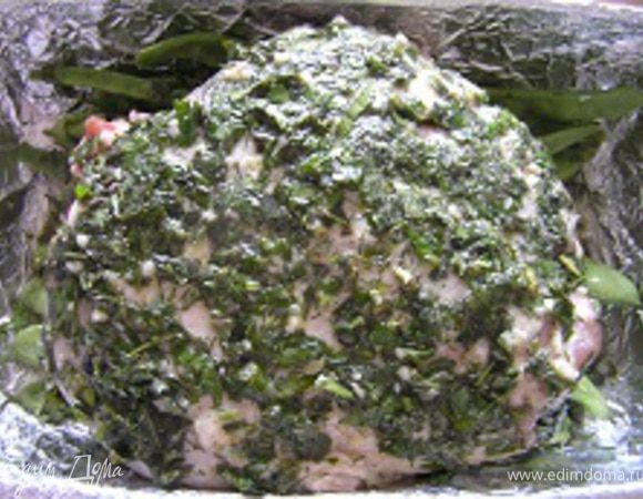 затем на середину поместить свиную рульку. Залить оставшимся маринадом, накрыть крышкой или фольгой. Поставить в разогретую духовку до 240*С на 40 минут. Затем убавить нагрев до 200*С и запекать еще 60-80 минут.