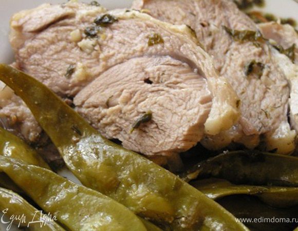 Подавать со стручками фасоли и овощным салатом. 