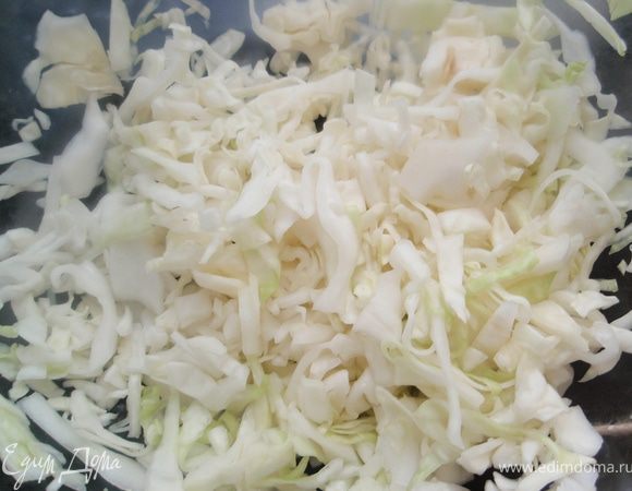 Мясо прокручиваем через мясорубку. Нашинкуем капусту, чуть присолим и помнем руками. Чтобы она стала чуточку мягкой и пустила сок. 