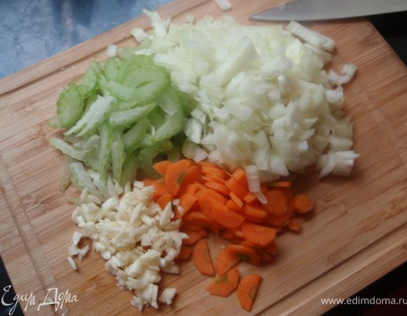 Нашинкуем остальные овощи: морковку, лук, чеснок и сельдерей. 