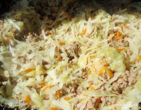 На небольшом количестве масла обжарим фарш, помешивая и разделяя его на небольшие хлопья. Затем добавим лук, морковь, сельдерей и чеснок и ещё немного обжарим. Затем добавим капусту.