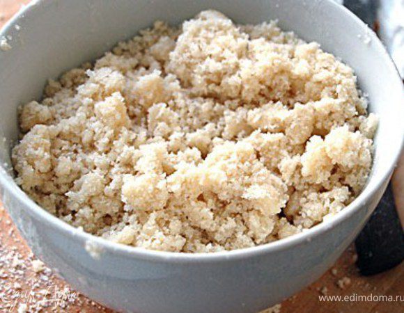 Смешать орехи и халву