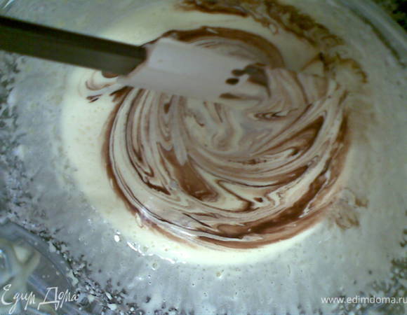 В кастрюльке на маленьком огне ,помешивая,расстворить до кремоподобного состояния  кофе сливки и шоколад