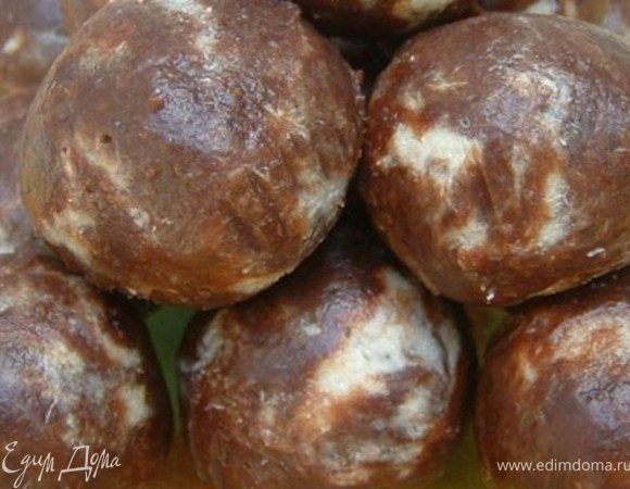 К крему добавить халву с орехами.Добавить бренди (или коньяк)Перемешать Остудить накрыть пленкой и поставить на ночь в холодильник ( минимум 6 часов)Затем слепить шарики.Выложить на тарелку застеленную бумагой для выпечки и сново в холодильник на час.