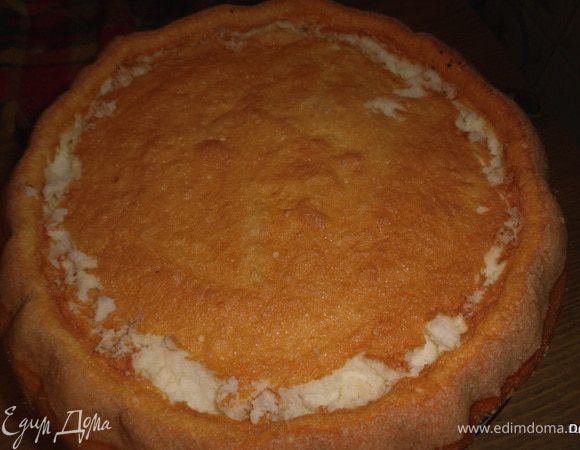 Отделяем белки от желтков.Белки с сахаром взбиваем в крепкую пену.Желтки взбиваем также и к ним подливаем молоко, продолжая взбивать, добавляем муку.Смешиваем желтки и белки, перемешивая снизу вверх.Выпекаем в заранее нагретой духовке до готовности.