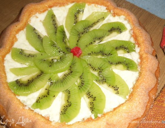 Готовое желе поставить в морозилку, чтобы схватилось до консистенции густого киселя.

Киви порезать кусочками и выложить внутрь коржа.