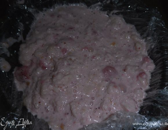 Что делать с оставшейся мякотью? Предлагаю вариант:

смешиваем 3-4 ложки густой сметаны с размороженной клубникой, добавляем сахар по вкусу.Берем глубокую тарелку и выстилаем ее пленкой пищевой.Смешиваем мякиш с приготовленной смесью и выкладываем в миску.Слегка утрамбовав(масса не должна быть очень жидкой).