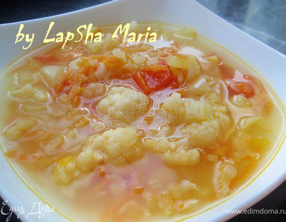 Прямо в кастрюльке на небольшом количестве масла обжариваем нашинкованные овощи. Сначала лук, сельдерей и морковь, потом перцы и капусту. Перцы имеют достаточно разные вкусы и в сочетании друг с другом просто убийственно вкусны! 