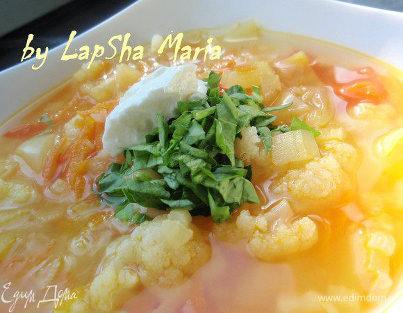 Когда все овощи чуть подрумянятся и дадут божественные ароматы заливаем их водой, солим, перчим и оставляем вариться 20 минут на маленьком огне, до мягкости овощей. Супчик получается очень ароматным и насыщенным и не требует других приправ. Я подавала с мелко рубленным свежим шпинатом и сметаной. Приятного аппетита!