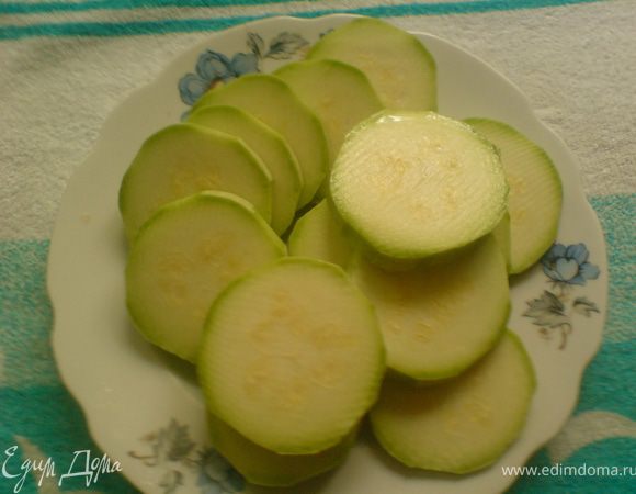 нарезать кружочками ,толщиной 1/2 см.