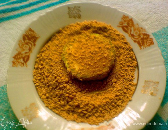 затем в панировку /панировку можно взять обычную ,добавив в неё тёртый сыр и травы/