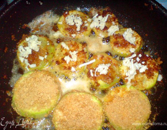 перевернуть и посыпать натёртой на тёрке брынзой