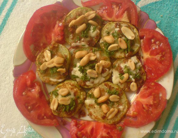 посыпать мелко нарезанным укропом и арахисом. Арахис ,при желании можно измельчить,украсить помидором.