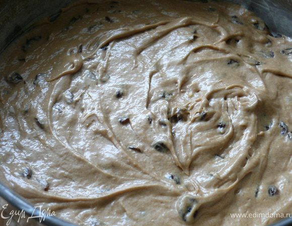 Густо смазать джемом.
Для глазури смешать сахар + какао+ вода(1мин. в микро) + слив.масло.Полить пирог...Украсить ягодами( у меня красная смородина и черешня)