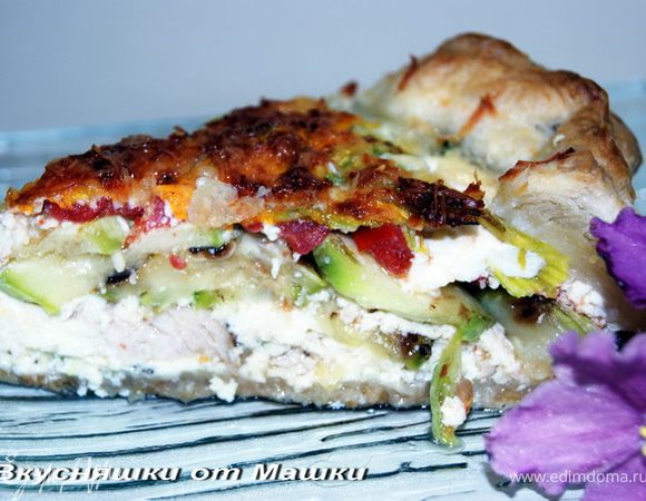 Посыпаем мукой форму (в моем случае это круглая сковорода). На дно выкладываем нарезанную ветчину, затем слой цуккини, притрушиваем чесночком. Заливаем взбитыми яйцами, затем слой натертого сыра, помидоры. Выкладываем цветы кабачков, защипываем немного края теста чтоб образовался как бы незакрытый мешочек. Сверху посыпаем солью, перцем и натертым пармезаном и ставим в духовку примерно на 35-40 минут.