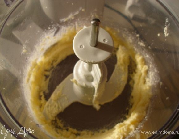 Масло взбить с сахаром. 