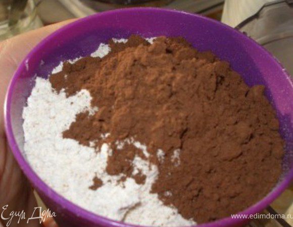 Добавить муку и какао, вымесить тесто (по консистенции должно быть чуть мягче пластилина и не липнуть к рукам; если надо, добавить еще муки).
