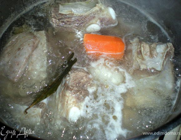 Отварить мясо по вашему любимому рецепту.Я варила с морковью,луком,лаврушкой и корнем хрена.