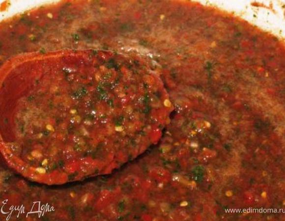 Все предельно просто - моем, чистим и перекручиваем на мясорубке. Пробовала блендером - не то. Касательно зелени - конечно просится кинза, но мой муж ее не любит. Я кладу не по рецепту, а просто пучок петрушки. Оооооочень! Все кто пробовал просят рецепт (делают ли потом, правда, не знаю). 