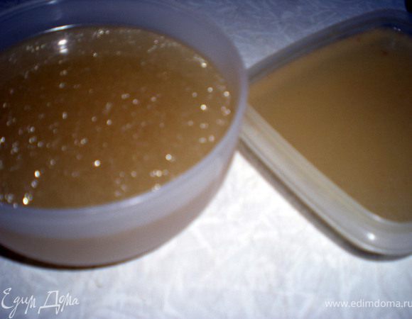 Бульон использовать по своему усмотрению,я разлила по лоточкам и заморозила.Затем замороженные брикеты упаковала в пакетики и убрала в морозилку до востребования.