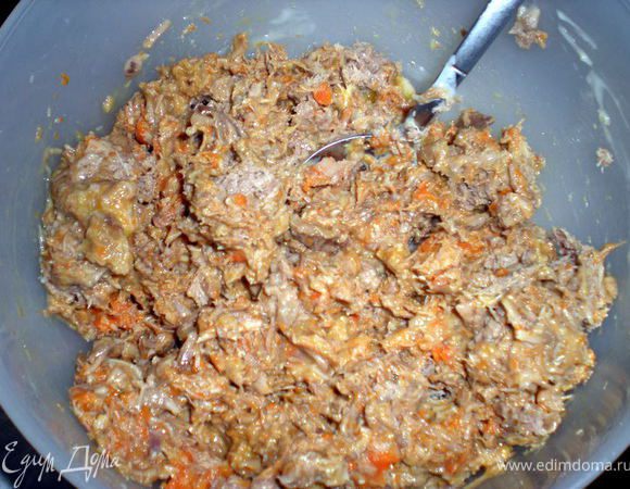 Готовое мясо остудить и прокрутить в мясорубке вместе с морковью.