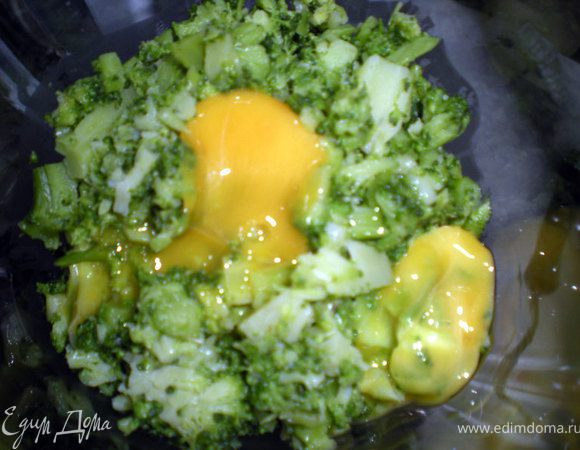 Брокколи измельчить в блендере с желтком.