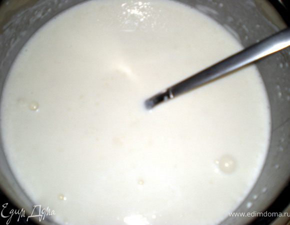 Пару столовых ложек сливочного масла растопить в сотейнике,добавить 2 ст.ложки муки и обжарить пару минут.Влить молоко 100-150 мл.и помешивая довести до густоты крема.Немного остудить.