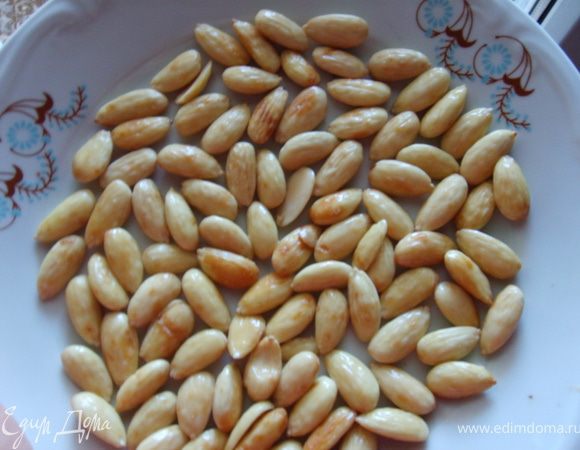 Залить миндаль кипятком, через 5 минут воду слить и очистить миндаль от шкурки.