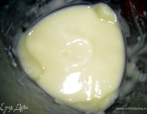 Крем разделить на две части.Добавить в брокколи и вторую часть в картофельное пюре.