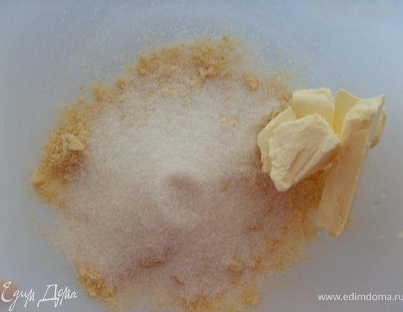 Смешать сахар, миндаль, половину нормы муки, добавить масло и растереть в крошку.
