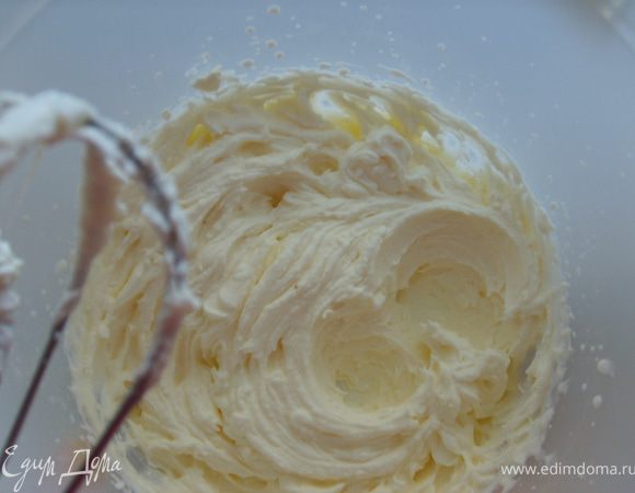 А пока подготовим крем: взбиваем сливки с пудрой и добавляем маскарпоне.
