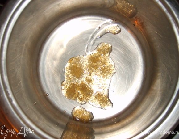 Желатин замачиваем в одной столовой ложке воды, затем немного прогреваем до растворения и добавляем в крем. Отправляем в холодильник на пять минут, чтобы крем немного схватился.