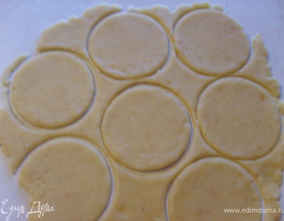 Достаем наше тесто из холодильника, раскатываем его и вырезаем кружочки-печеньки