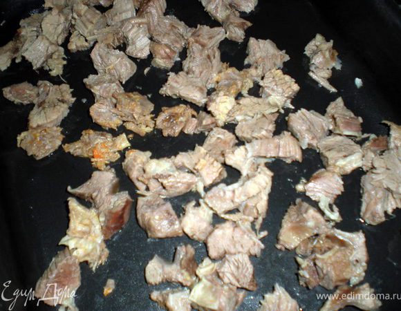 В глубокий противень(а изначально было желание сделать в порционных формочках,но уже хотелось побыстрее закончить со всем этим и по этому-один большой)так вот...в большой,глубокий противень выложить слой мяса.Я оставила немного кусочками.А сверху на кусочки вылила мясное пюре.