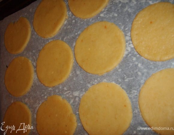 Выпекать в нагретой до 200 градусов духовку. Внимание! Печеньки пекутся быстро - 5 минут, не прозевайте!