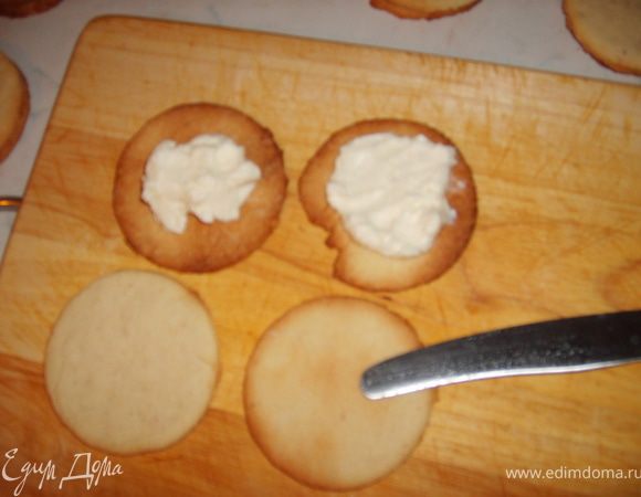 Теперь положить крем на одну печеньку, второй прикрыть.  