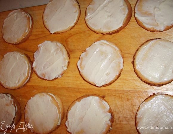 Верхнюю печенюку слегка смазываем остатками крема, чтобы  какао держалось.