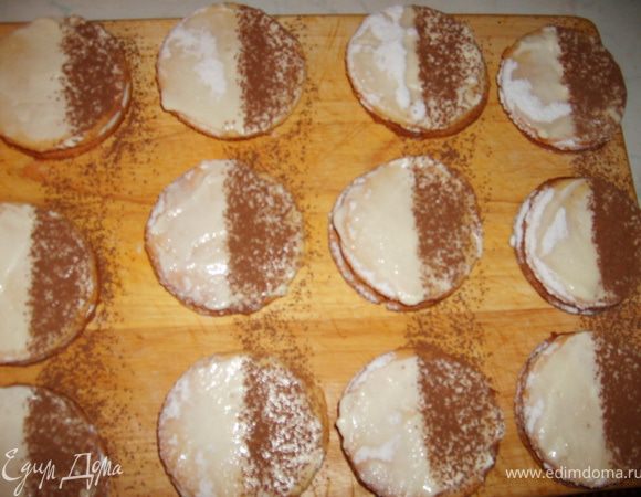 Посыпать на одну половинку печенья какао