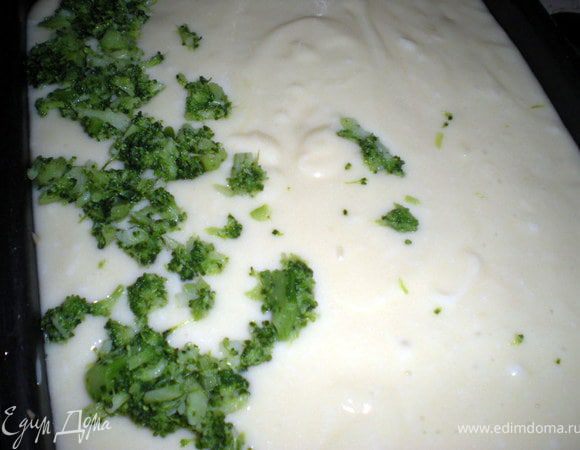 Дальше всё слоями...На мясо выкладываем помидорки затем слой картошки и опять я оставила немного не измельченных брокколи,положим их на картошку.