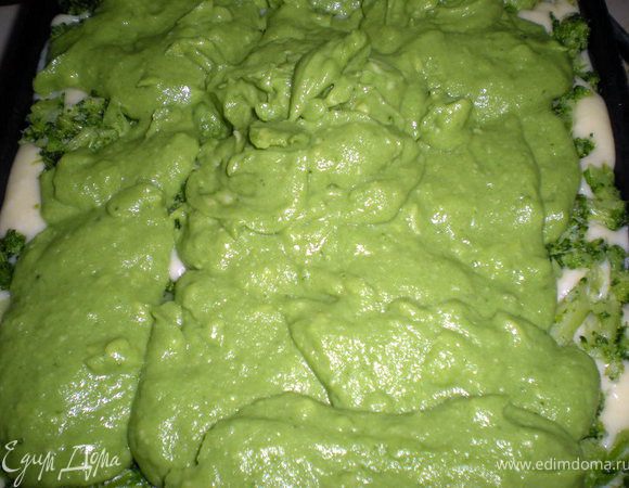 Затем выкладываем слой брокколи.