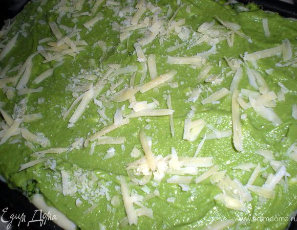 Разровнять и присыпать сыром.