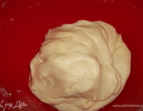 Из муки, яйца,меда, соли и 150гр. сливочного масла, порезанного на мелкие кубики, замесить однородное пластичное тесто.Готовое тесто завернуть в пищевую пленку и поставить в холодильник на 30 минут.  