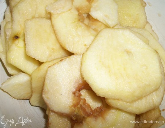 Яблоки почистить, нарезать на тонкие дольки и сбрызнуть лимонным соком.