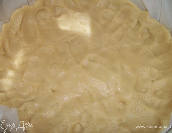 Тесто, (немножко оставить для украшения),ростянуть по размеру формы, сделать небольшие бортики по краю.