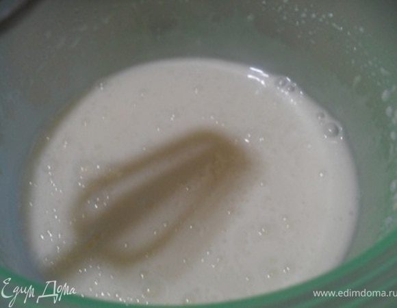 Белки взбить с сахаром до образования густой пены.Желтки взбить отдельно.