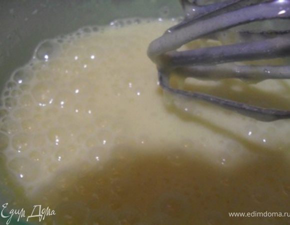 Во взбитые белки добавить желтки, еще раз хорошо взбить.