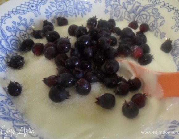 Для суфле смешать сметану с сахаром, добавить ягоды и подготовленный желатин(отложить 1 ч.л.ложку).Перемешать.